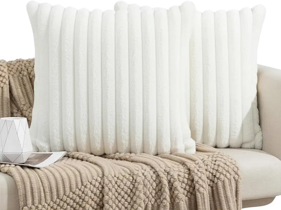 Capa de Almofada, Kit com 2 Capas Decorativas em Pelúcia, Luxuoso, Toque Suave, Desenhos em Relevo, Sala Organizada - Casa e Decoração (Branco)