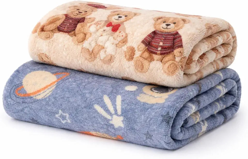 Kit 2 Mantas Infantil Bebê em Microfibra Macia Leve e Quentinha Estampas Sortidas Ideal para Berço Carrinho Sofá Cama Toque Aveludado Confortável Uso Diário Presente Delicado