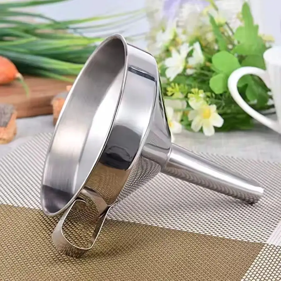 Funil de Aço Inox 12cm com Alça Lateral – Funil de Metal Resistente para Cozinha, Ideal para Transferir Óleo, Sucos, Grãos e Conservas – Fácil de Limpar e Durável