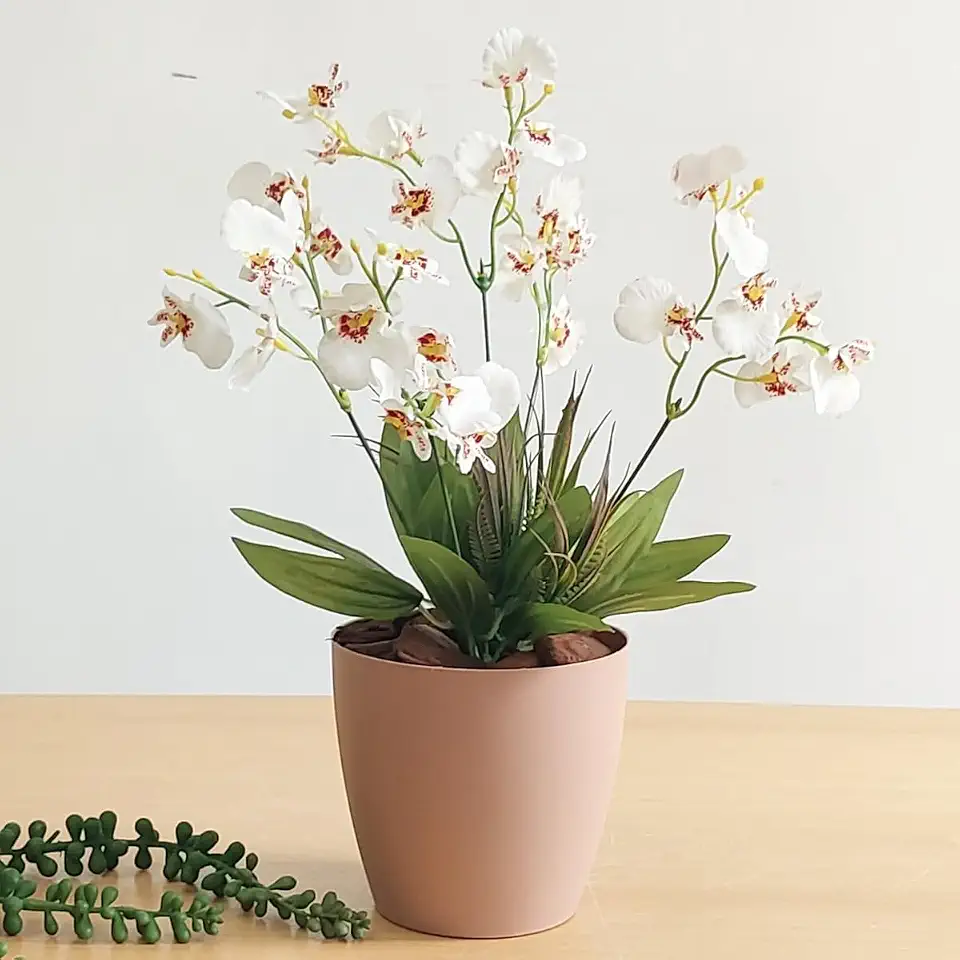 Arranjo de Orquídeas - Vaso Maresias de Orquídeas Brancas Artificiais em Vaso.
