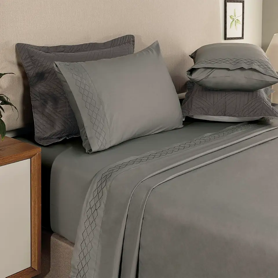 Jogo de Lençol 4 peças Percal 300 Fios Fronhas Bordado Elegante Luxo Cama Posta Minimalista Atemporal (Taupe, Casal)