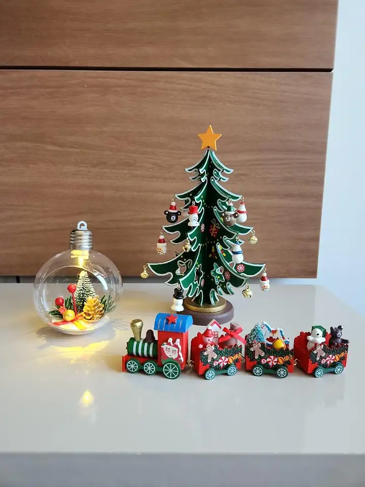 Kit Decoração de Natal Com Árvore de Madeira com Enfeites, Trem Natalino em 4 Vagões e Pendente Natalino Sortido Com Luz Premiun Luxo
