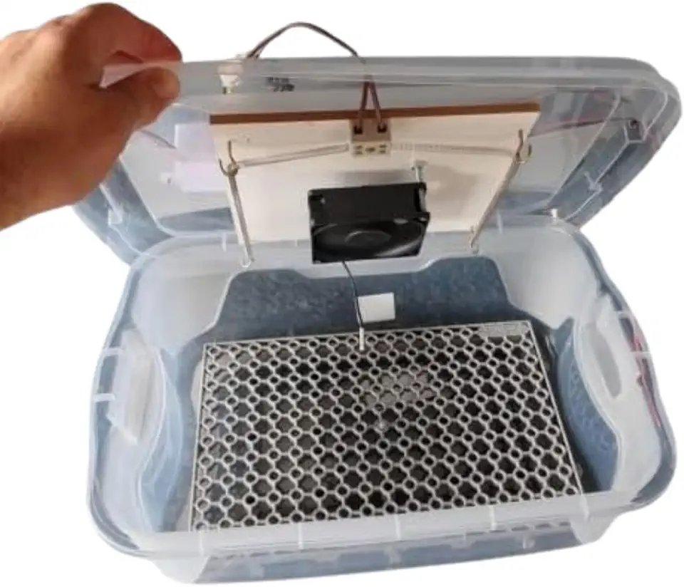 Chocadeira Pet Compacta Com Controle De Temperatura Automático Capacidade Para 30 Ovos de Galinha ou 90 Ovos de Codorna
