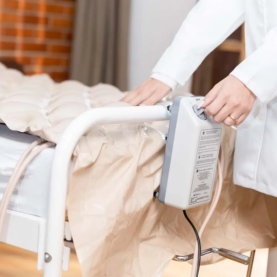 Colchão Pneumático para Tratamento de Escaras até 135 Kg Air Plus 220V Dellamed