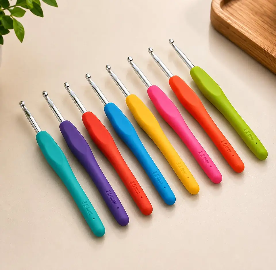 Kit 8 Agulhas de Crochê com Cabo Ergonômico Emborrachado, Design Soft, Tamanhos 2mm até 5,5mm, para Artesanato