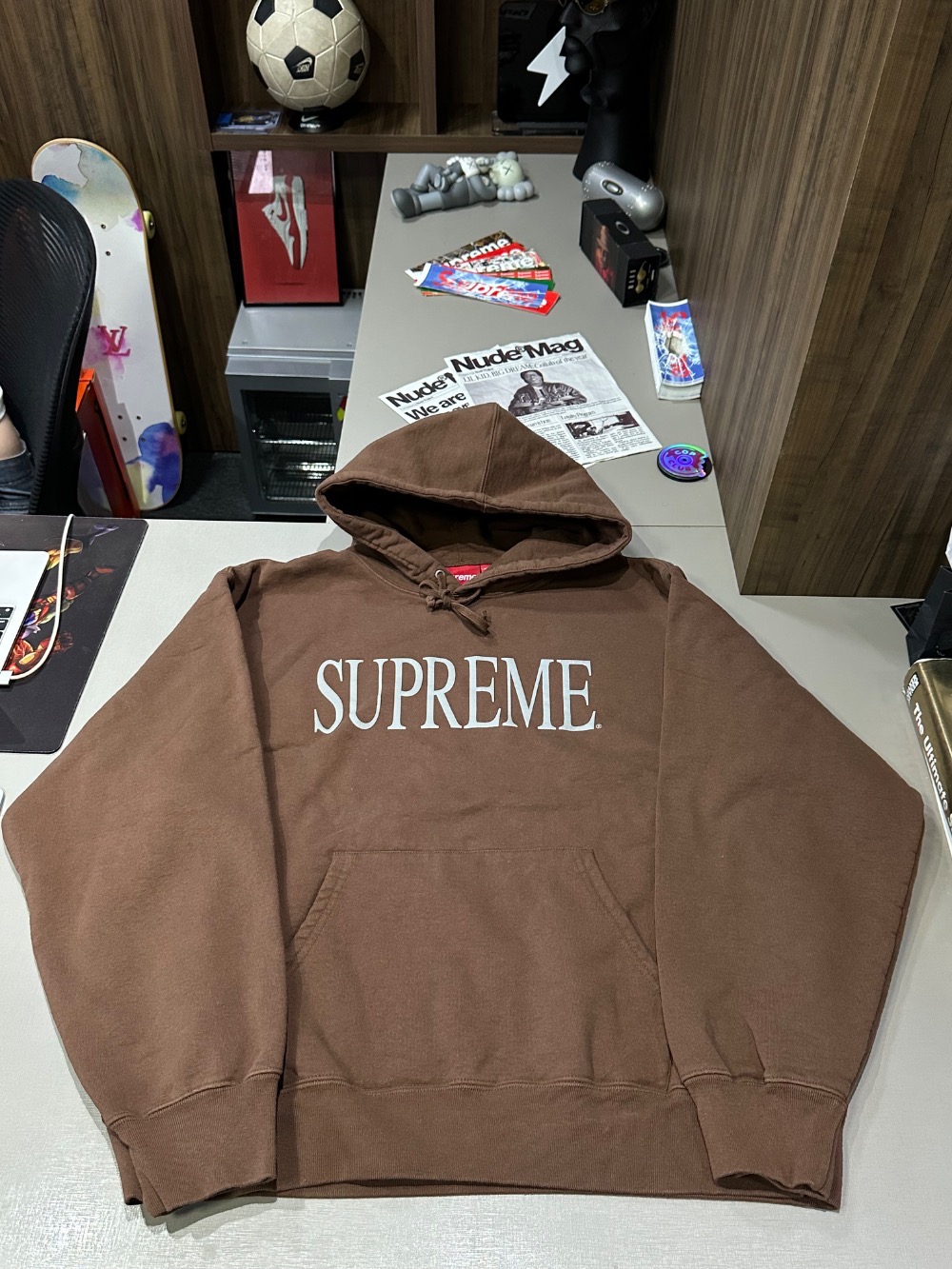 Moletom Supreme Capital Hooded Brown FW26-W1 — G, Novo