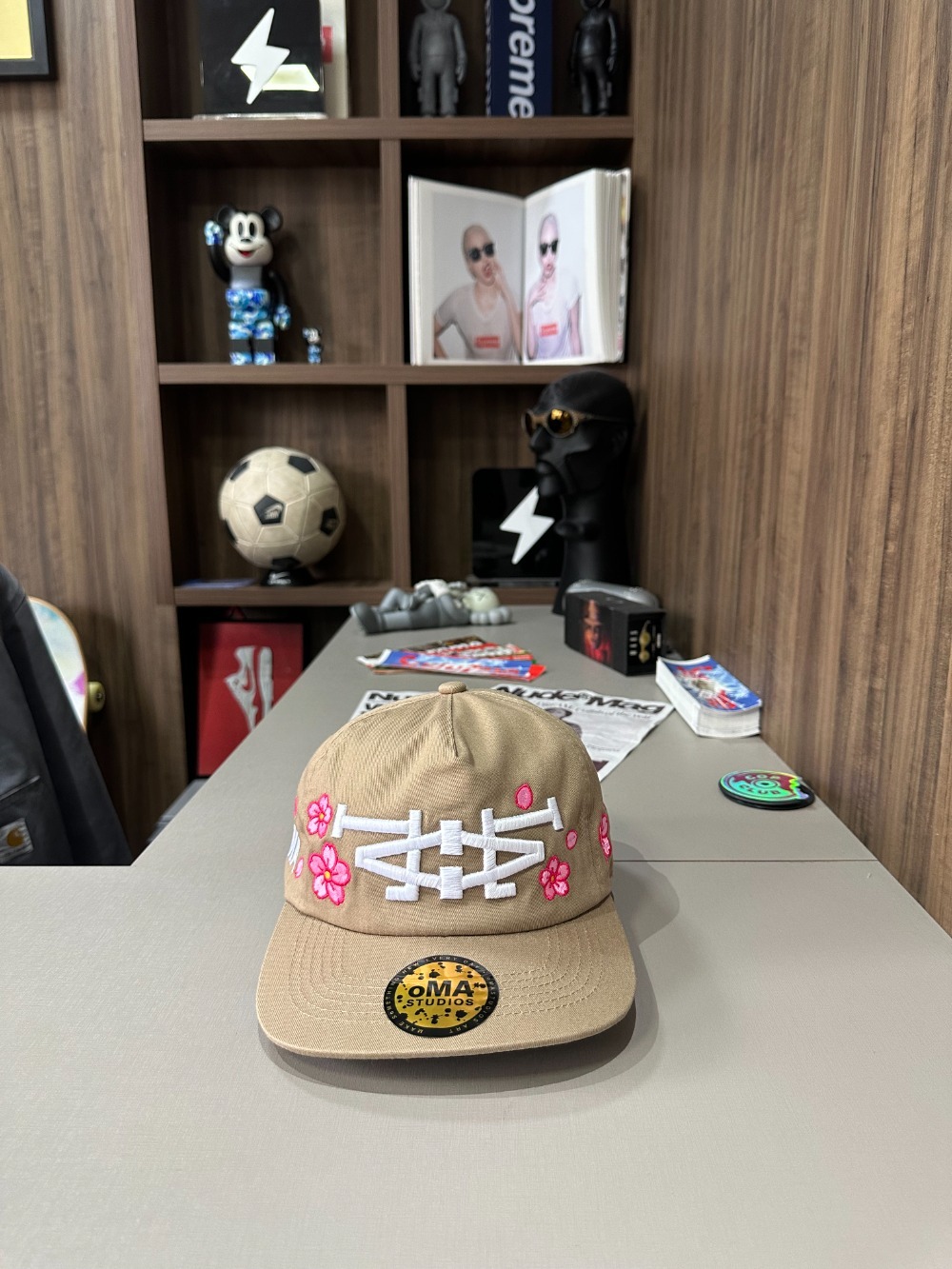 Boné oMA Studios LA LA Cherry Blossom Beige — Único, Novo