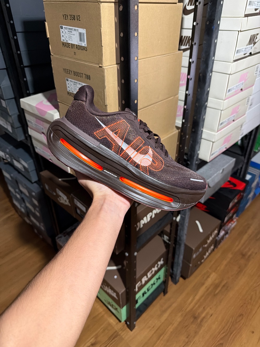 Renegade x Nike Vomero Premium Brown Basalt Total Orange — 42.5, Novo