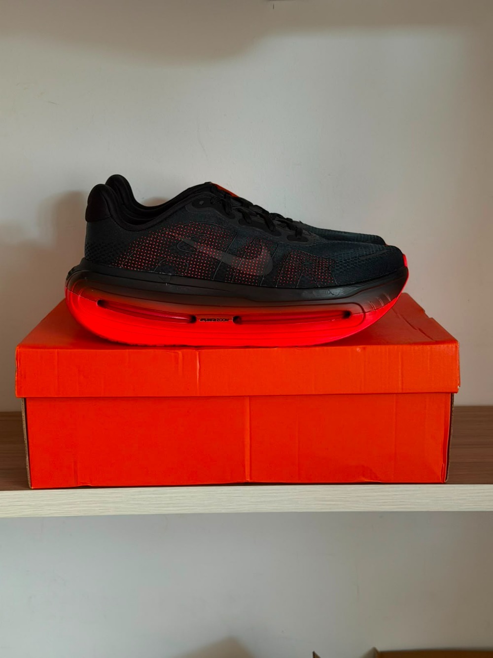 Nike Vomero Premium Black Bright Crimson — 39.5, Novo