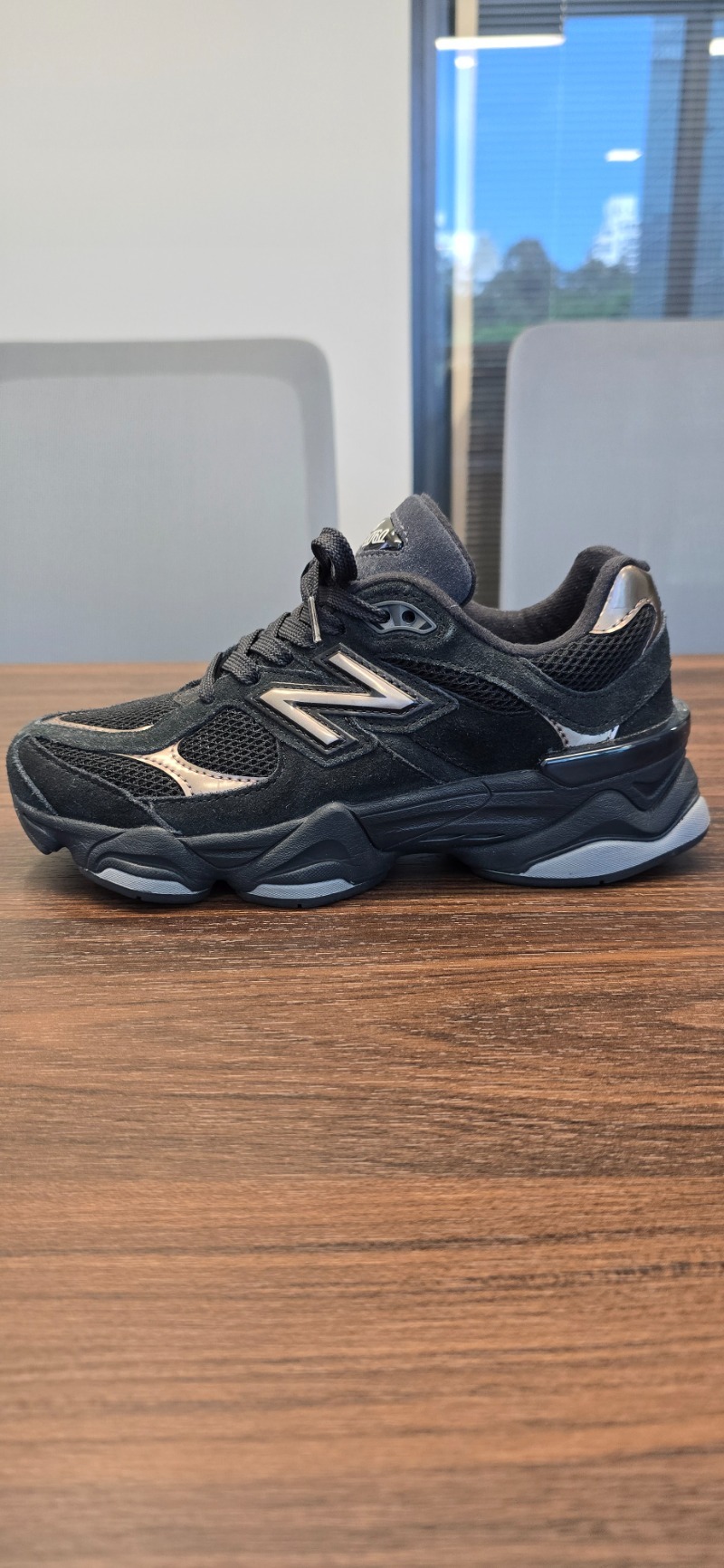 Foto 2 de New Balance 9060 Black Copper — 36, Usado