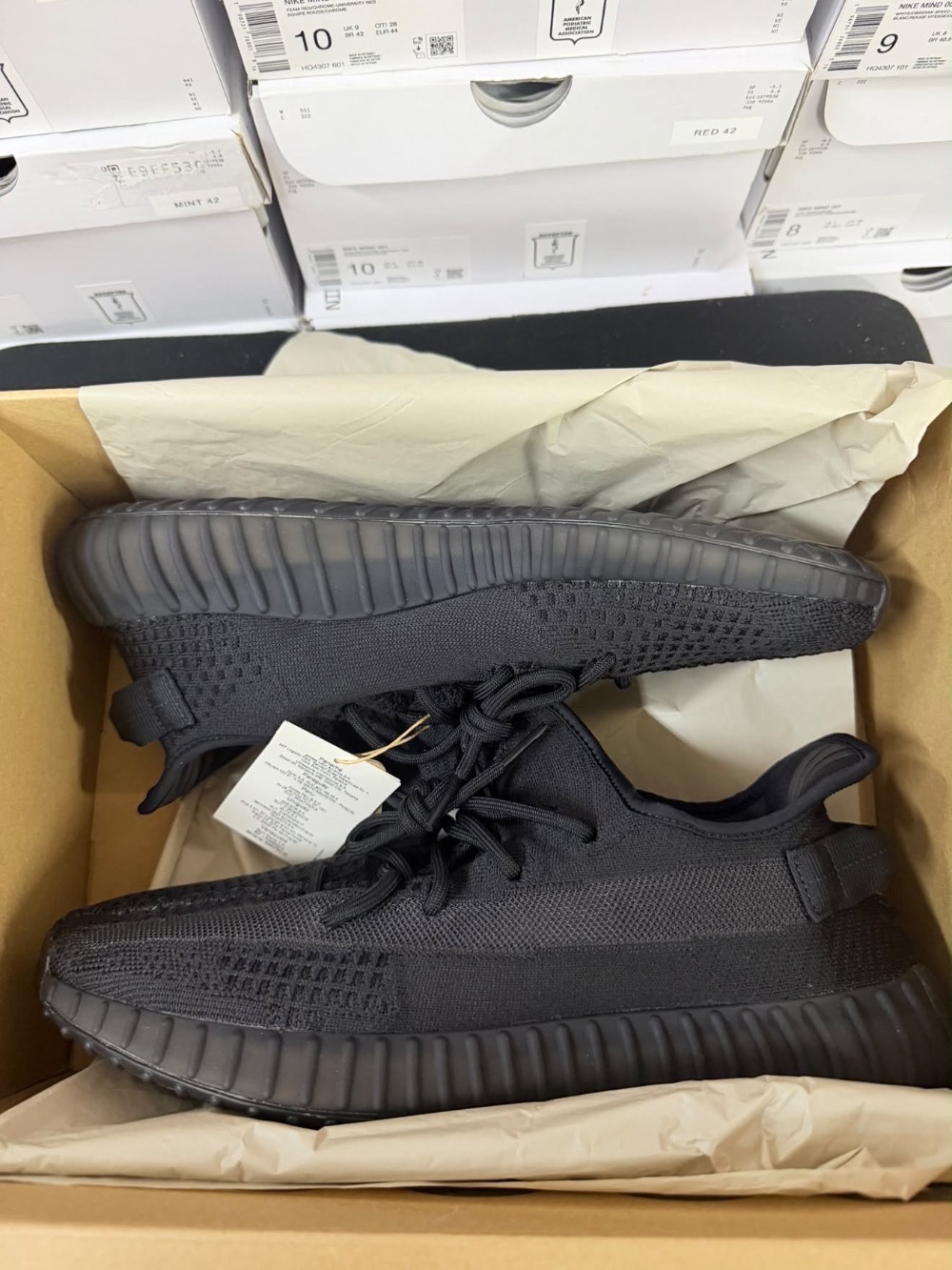 Yeezy 350 V2 Onyx (2023) — 45, Novo