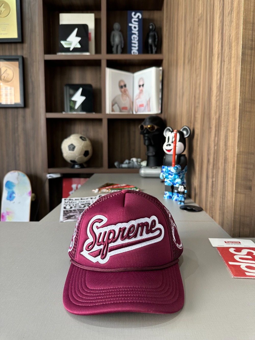 Boné Supreme University Mesh Back 5-Panel Cardinal SS26-W1 — Único, Novo