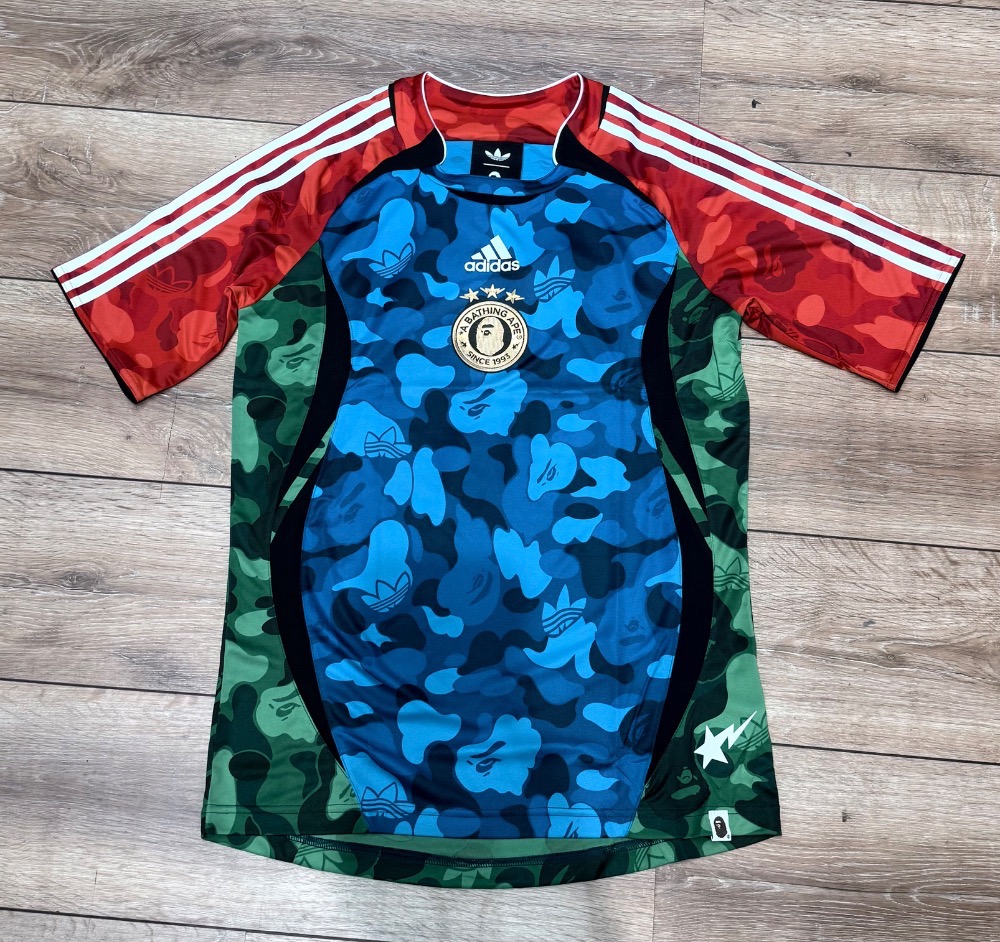 BAPE x adidas Camiseta Teamgeist H Blue Red Green — P / M, Novo