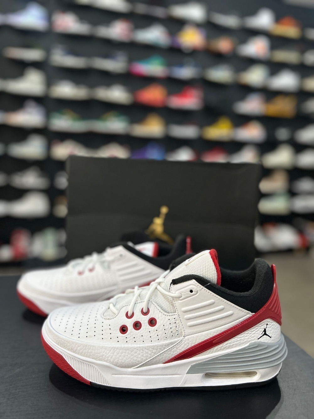 Air Jordan Max Aura 5 White Gym Red — 40, Novo