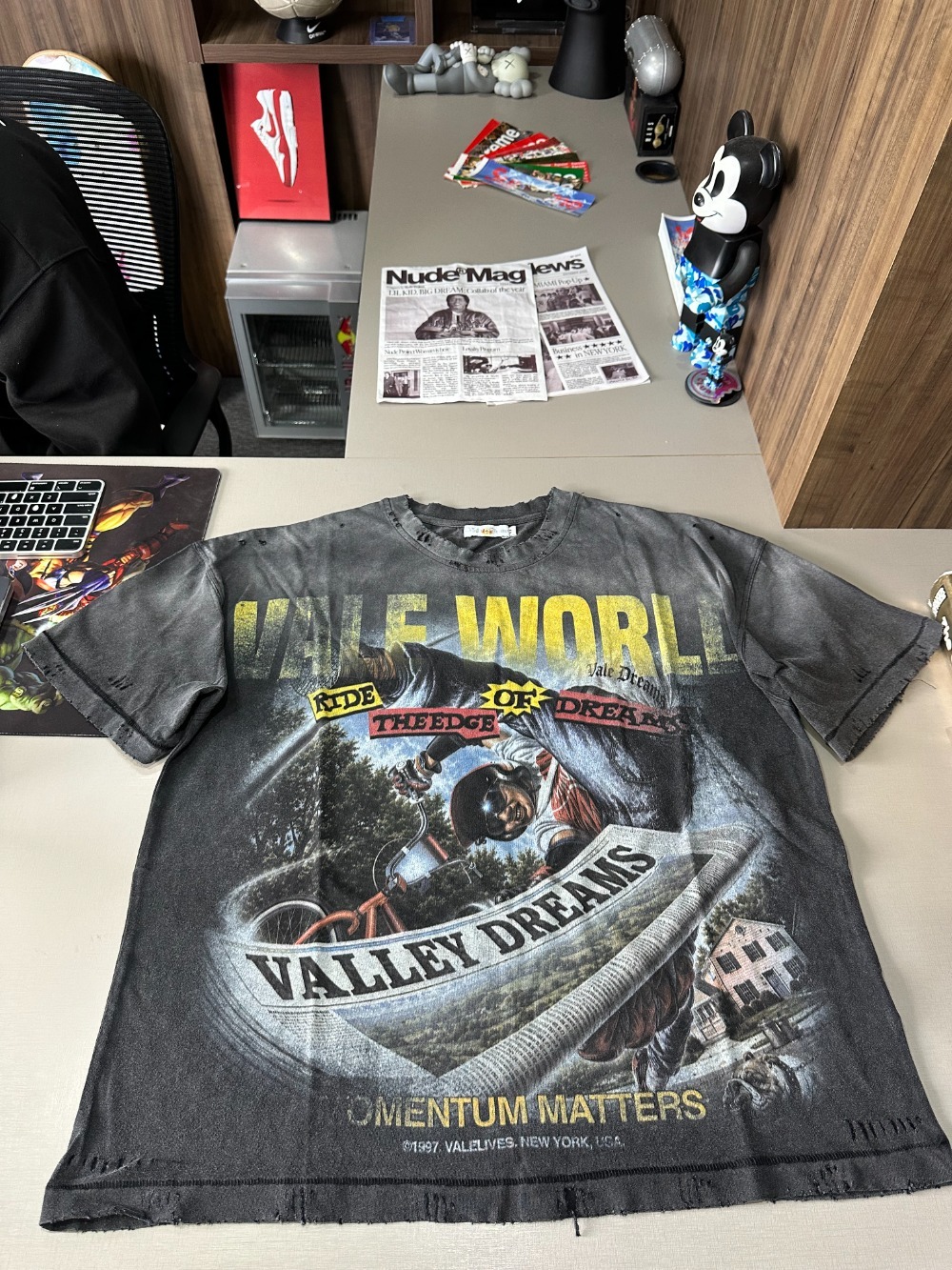 Camiseta Vale Lives Forever Newspaper Tee Black — G, Novo