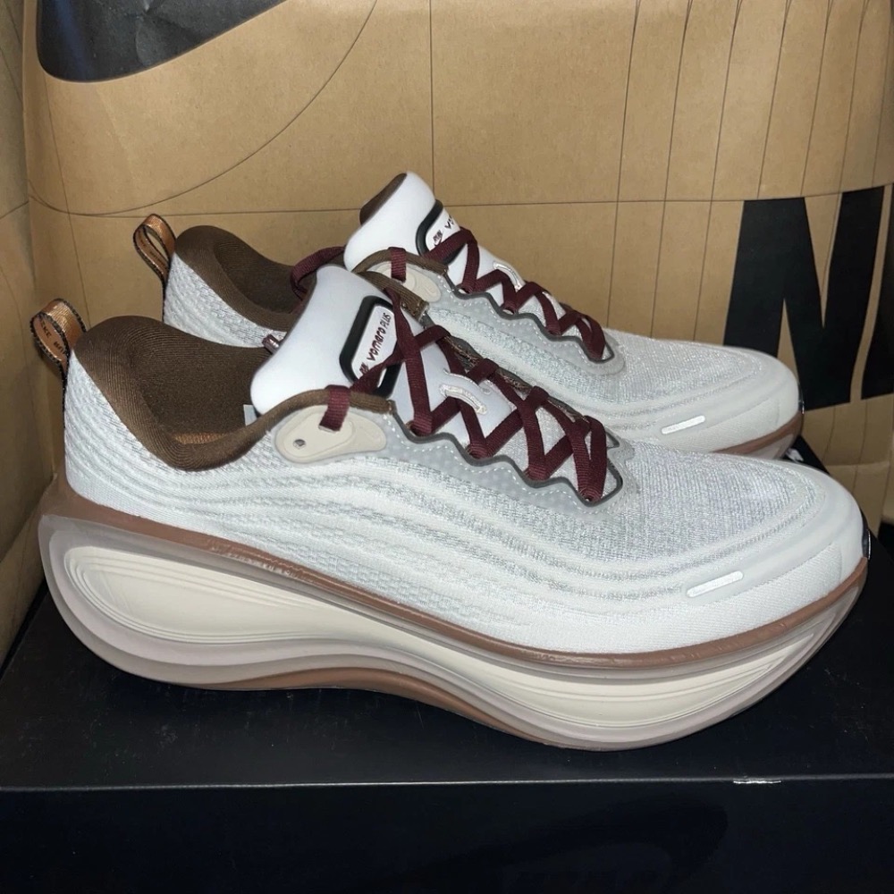 Nike Vomero Plus Sail Baroque Brown — 42.5, Novo