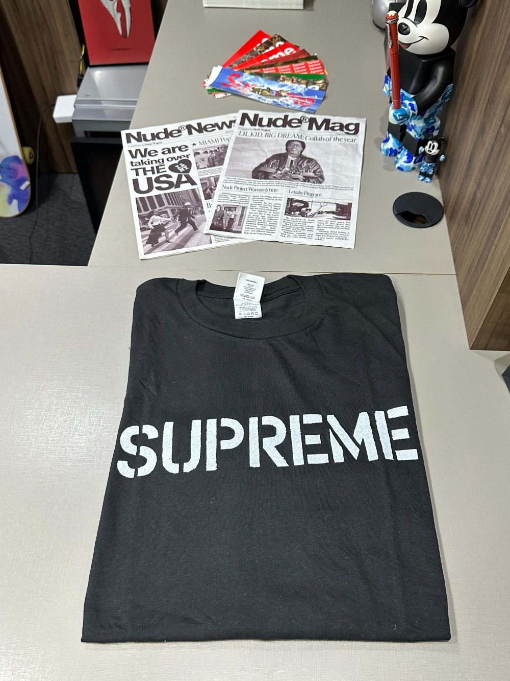 Camiseta Supreme Hard Black SS26-W7 — P, Novo