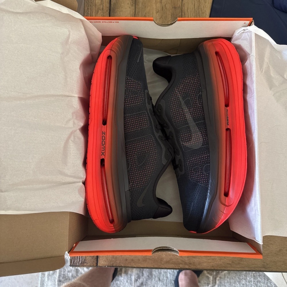 Nike Vomero Premium Black Bright Crimson — 43.5, Novo
