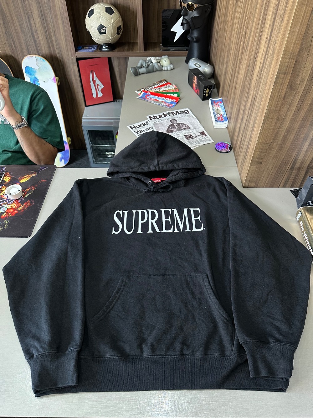 Moletom Supreme Capital Hooded Black FW26-W1 — M, Novo