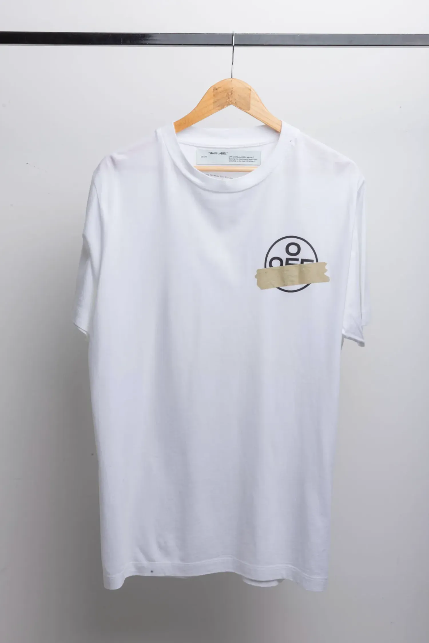 Camiseta Off-White Slim Fit Tape Arrows White Beige — P / G, Novo
