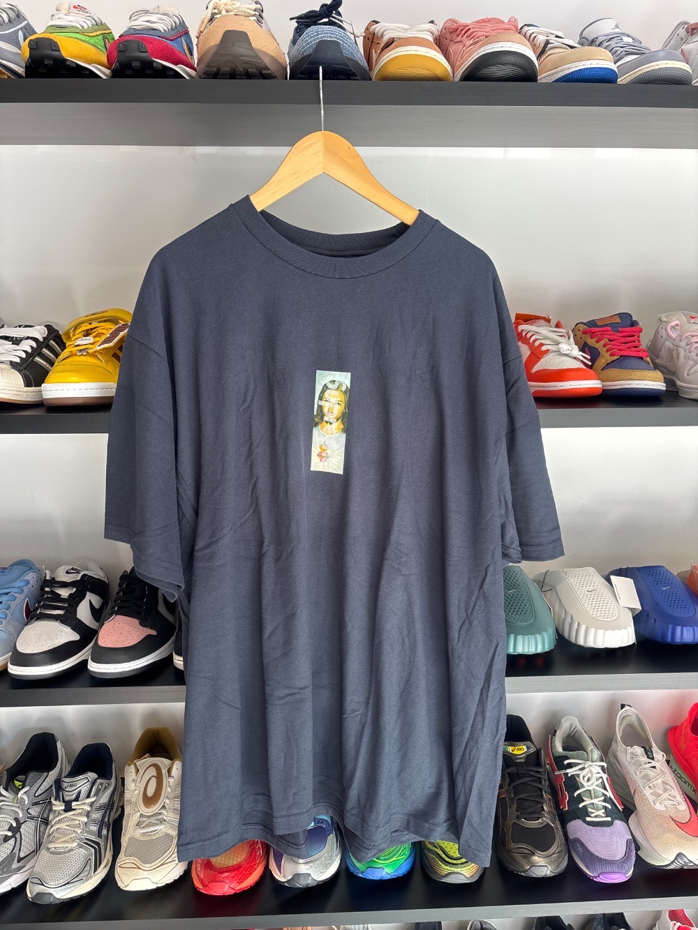 Camiseta Supreme Prayer Card Box Logo Navy FW26-W1 — XXG, Novo