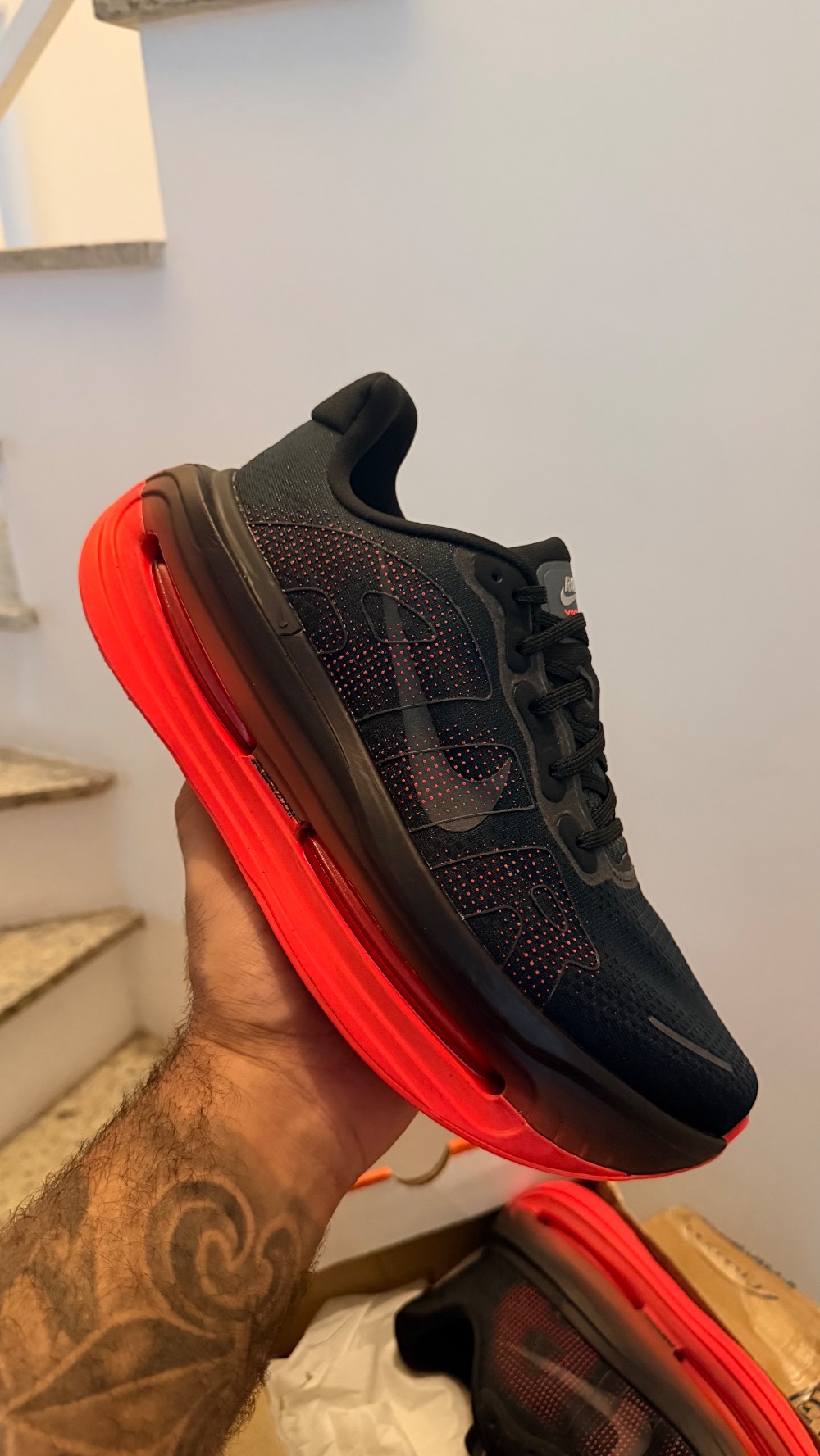 Nike Vomero Premium Black Bright Crimson — 43, Novo