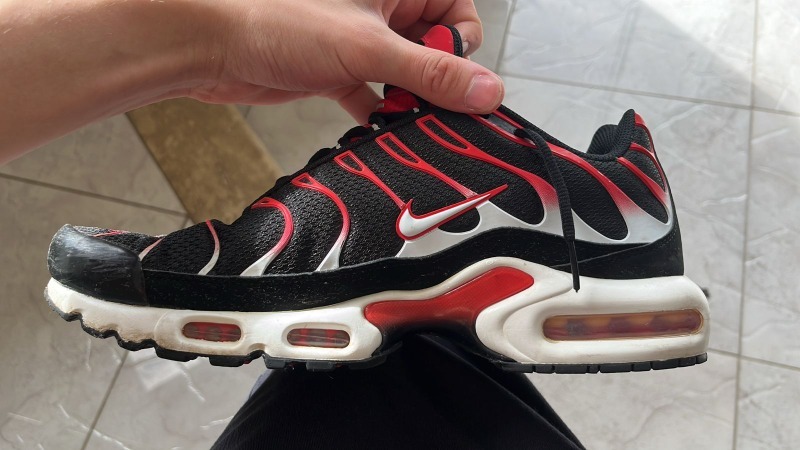 Foto 3 de Nike Air Max Plus Black and University Red — 43, Usado