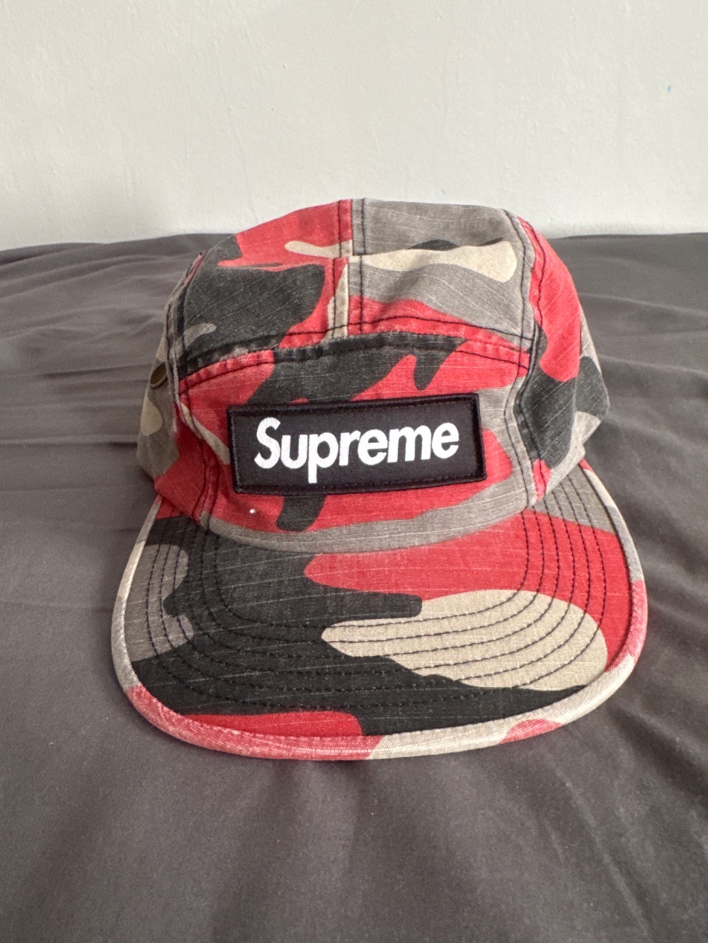 Boné Supreme Military Camp Red Camo SS26-W4 — Único, Novo