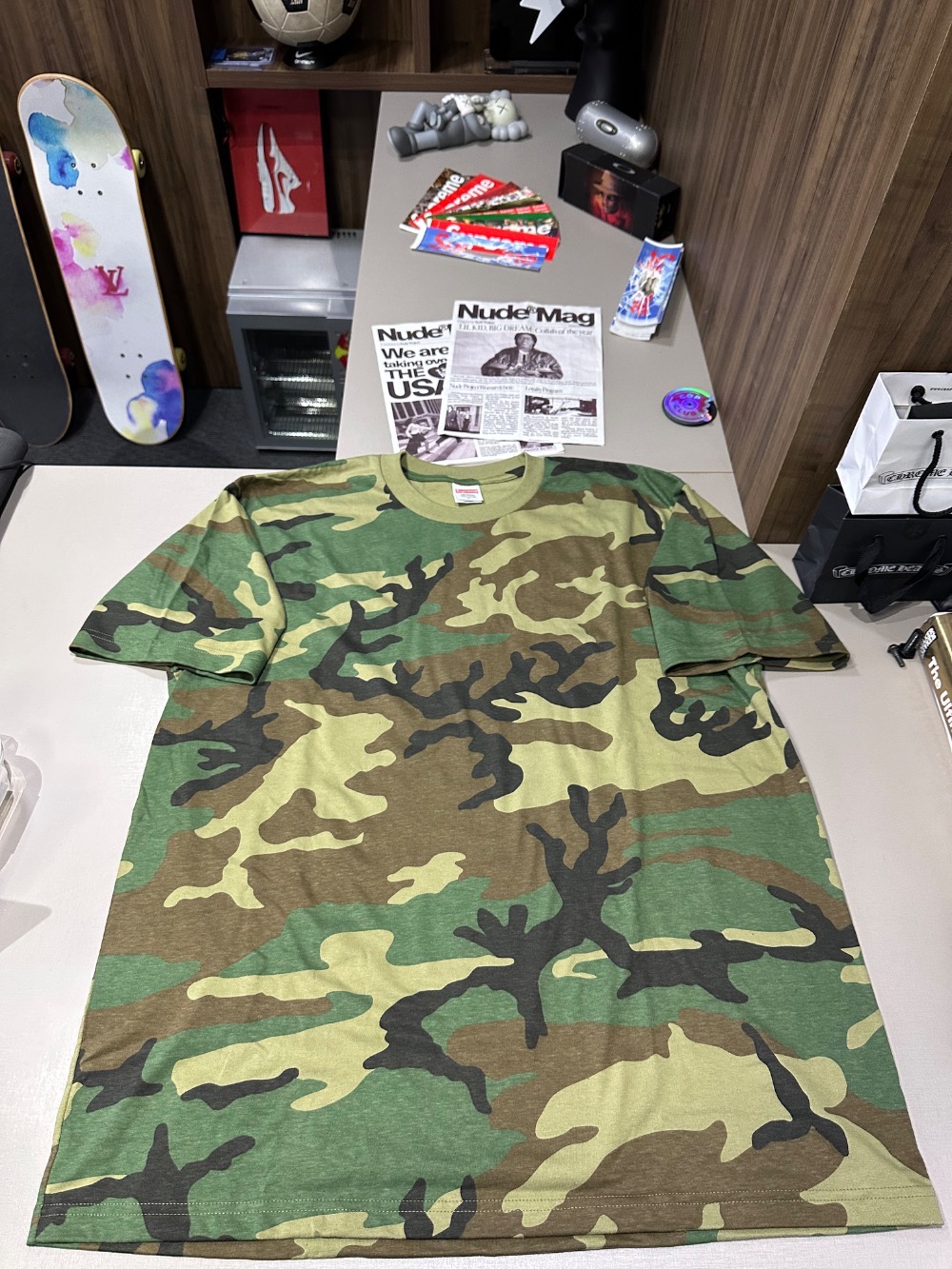 Camiseta Supreme Gems Woodland Camo FW26-W1 — XG, Novo