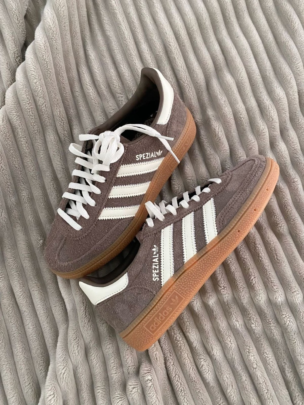 adidas Handball Spezial Earth Strata Off White Gum — 34, Novo