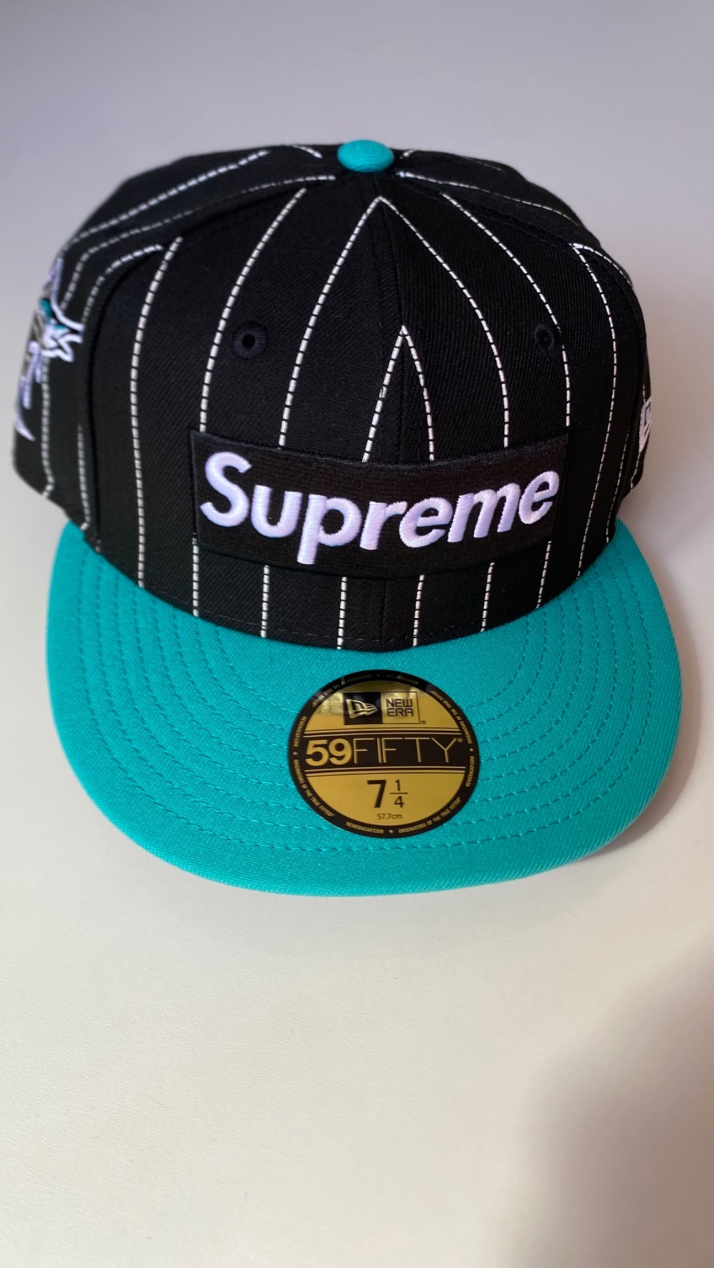 MLB x New Era x Supreme Boné Florida Marlins Stripe FW25-W17 — 7-1/4, Novo