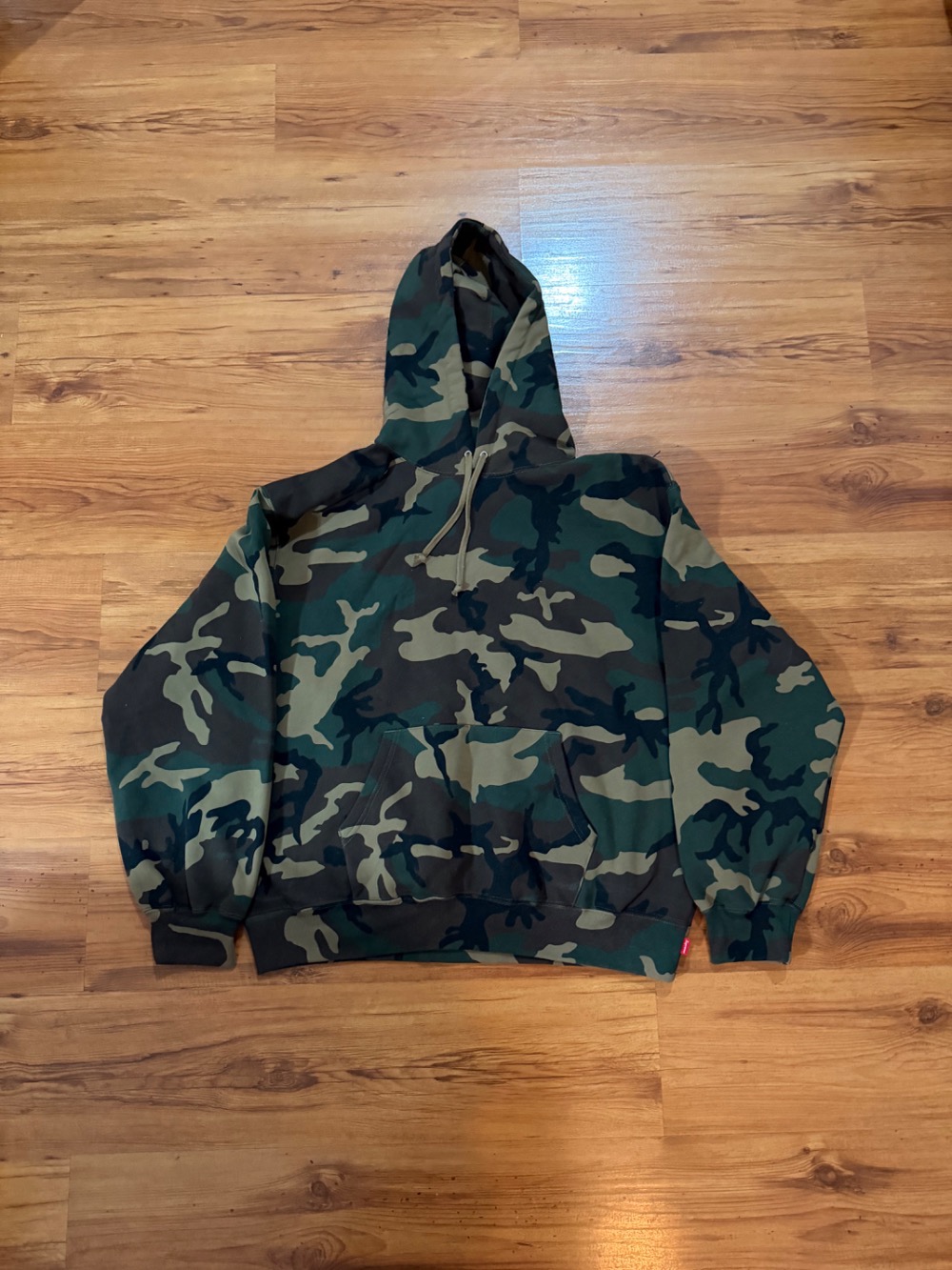 Moletom Supreme Satin Appliqué Woodland Camo SS26-W9 — G, Novo