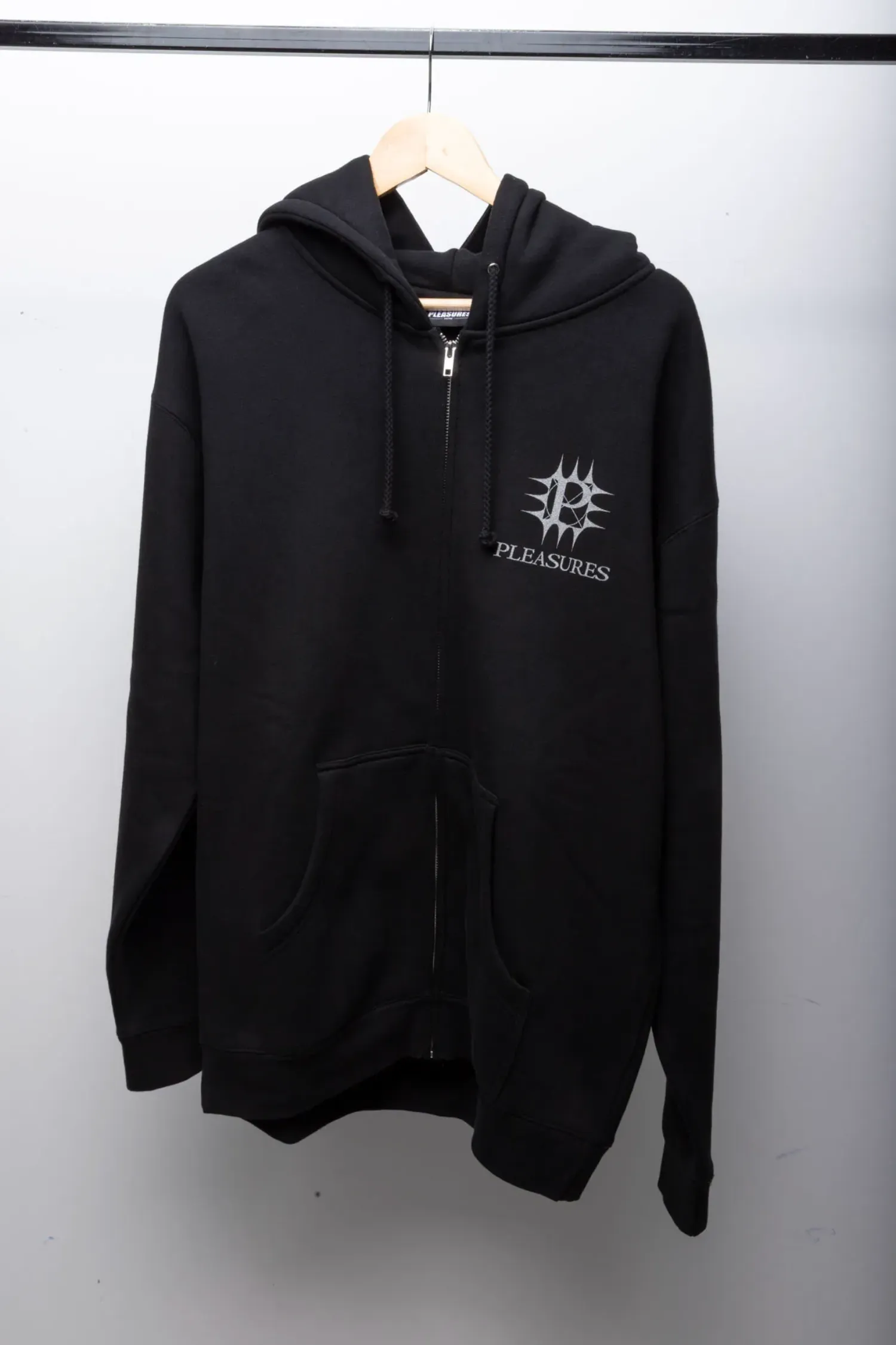 Moletom Pleasures Spike Zip Black — G, Novo