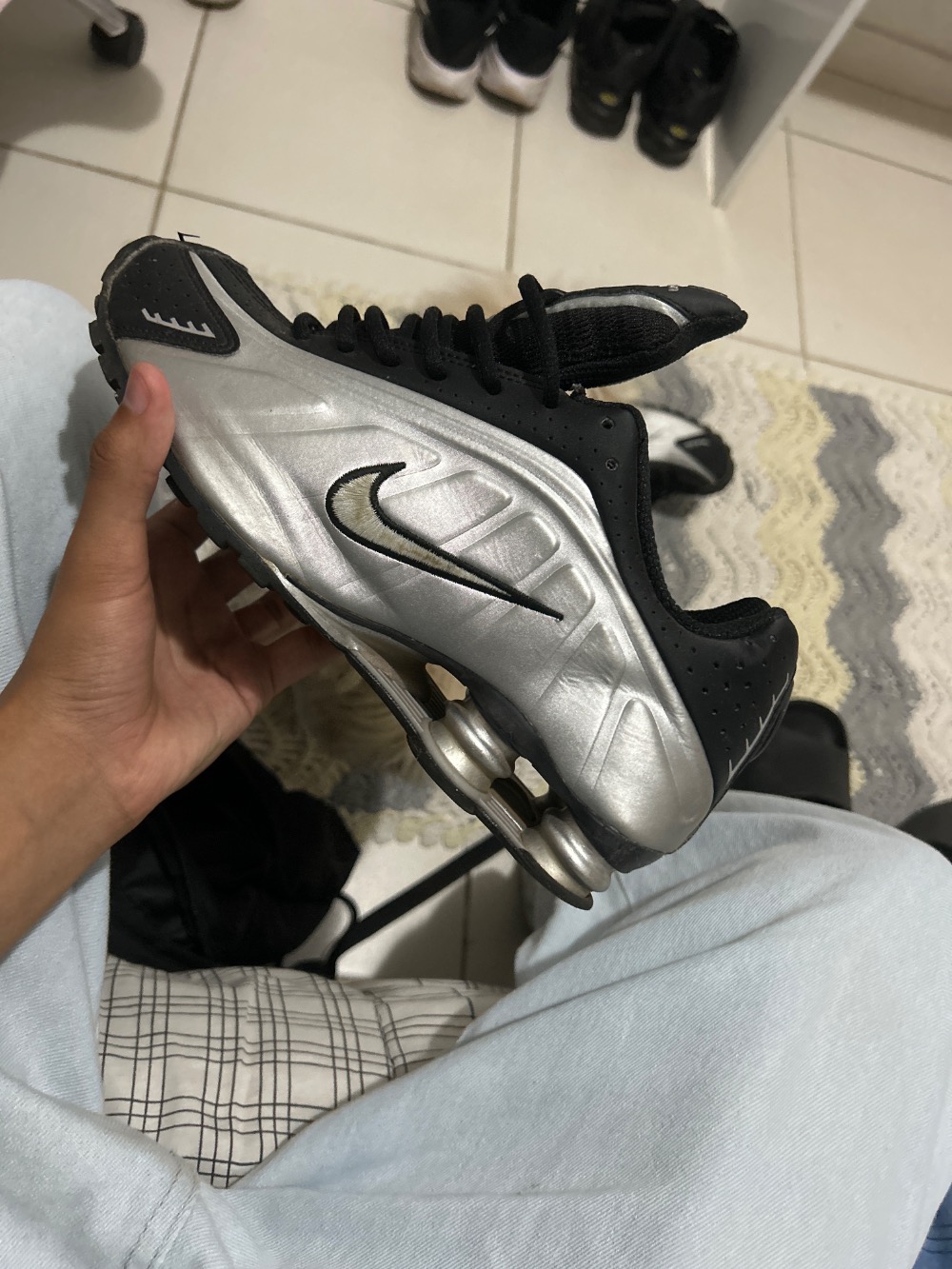 Nike Shox R4 Metallic Silver Black — 40.5, Usado