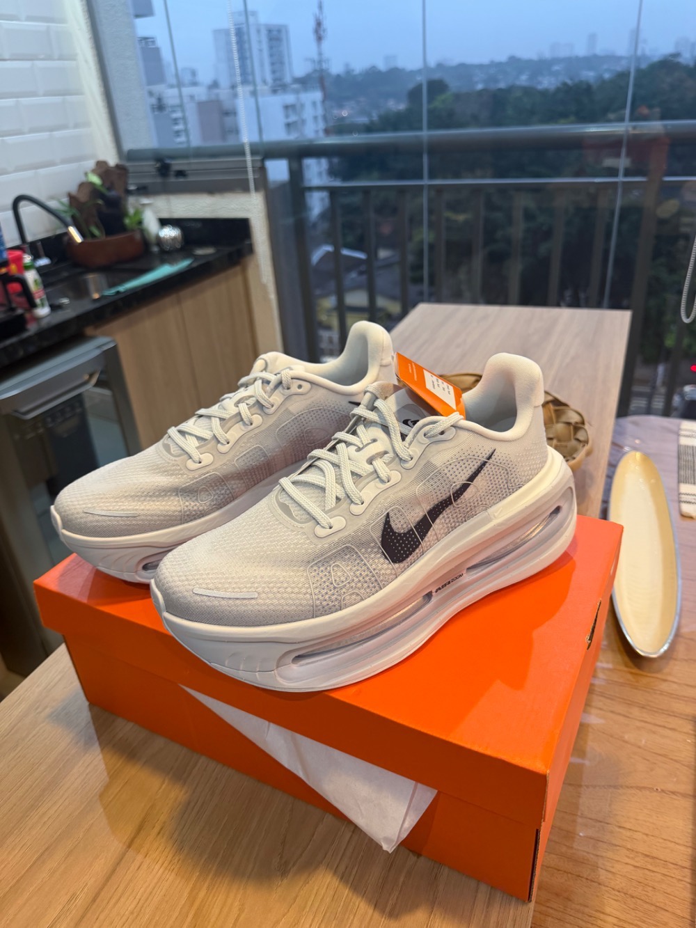 Nike Vomero Premium Off-White Grey Fog Dark Obsidian — 41, Novo