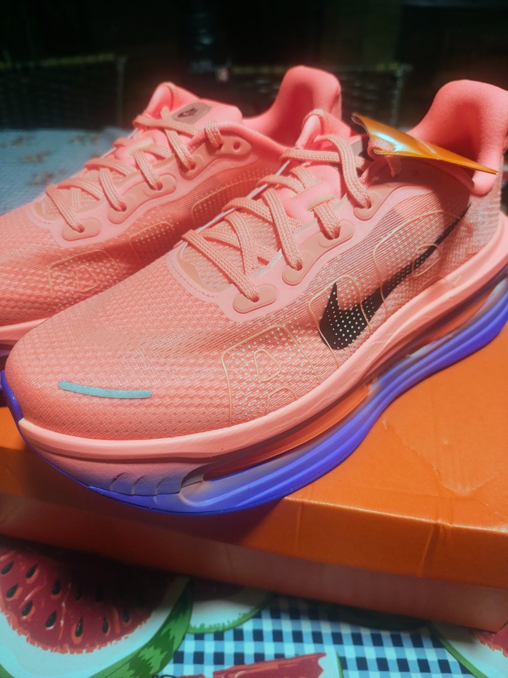 Nike Vomero Premium Atomic Pink Racer Blue Crimson Tint Black — 42, Novo