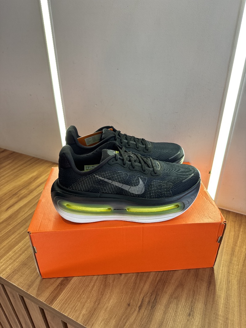 Foto 4 de Nike Vomero Premium Black Volt — 41, Novo