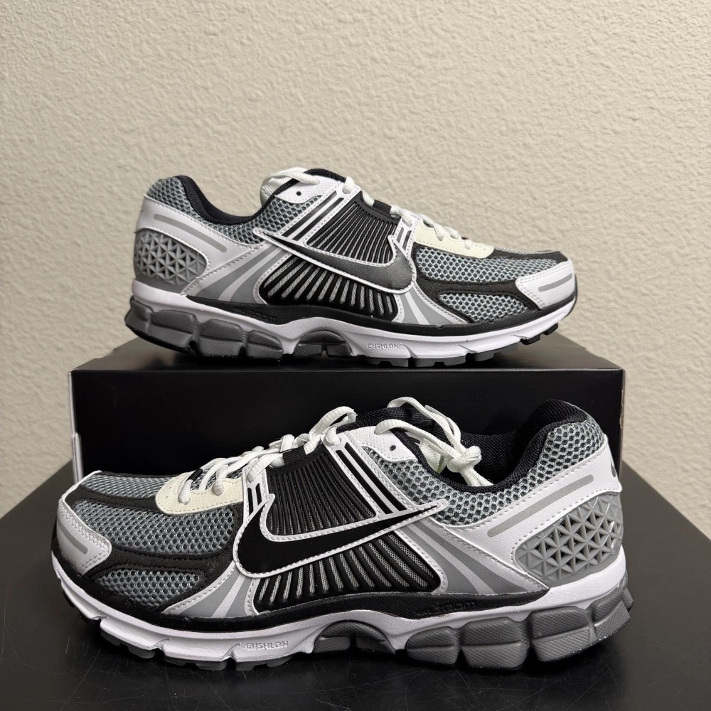 Nike Zoom Vomero 5 SE Dark Grey White Sail Black — 36, Novo