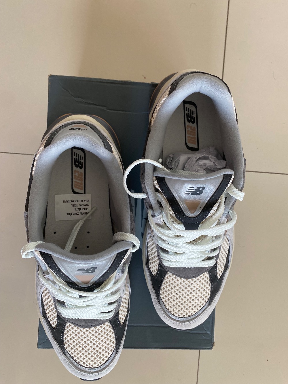 New Balance 2010 Sea Salt Black Cement — 41, Novo