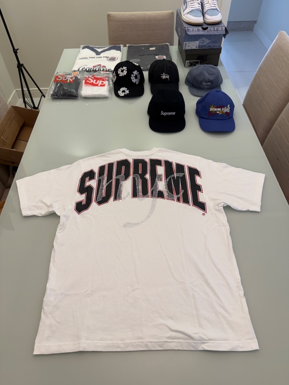 Camiseta Supreme Rhinestone Script White SS26-W16 — G, Novo
