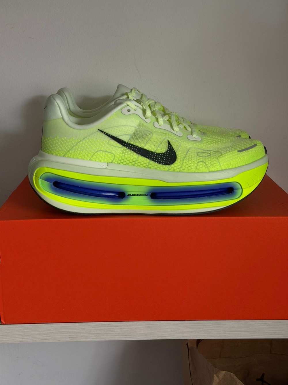 Nike Vomero Premium Volt Tint Sapphire — 44, Novo