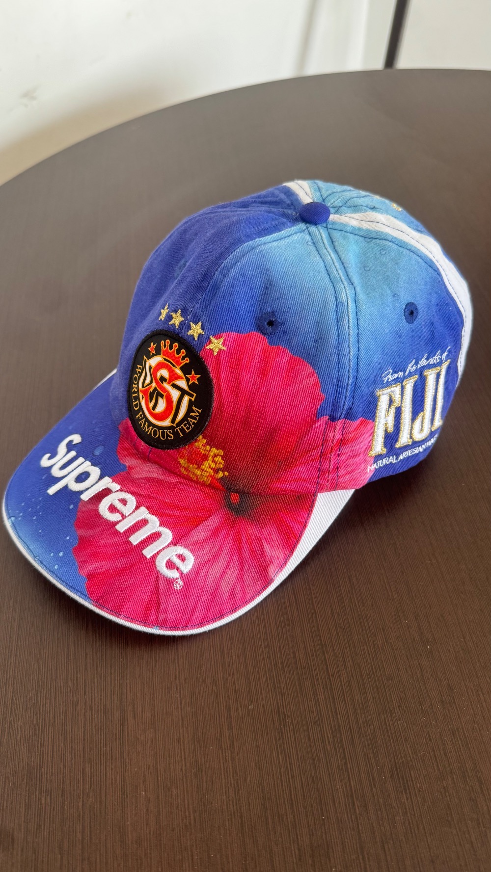 Fiji x Supreme Boné 6-Panel Multicolor SS26-W18 — Único, Novo