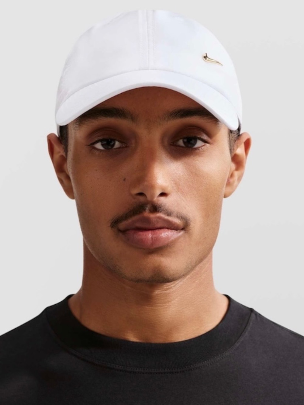 Boné Nike Dri-FIT Club Unstructured Metal Swoosh White Metallic Gold — P / M / G / GG, Novo