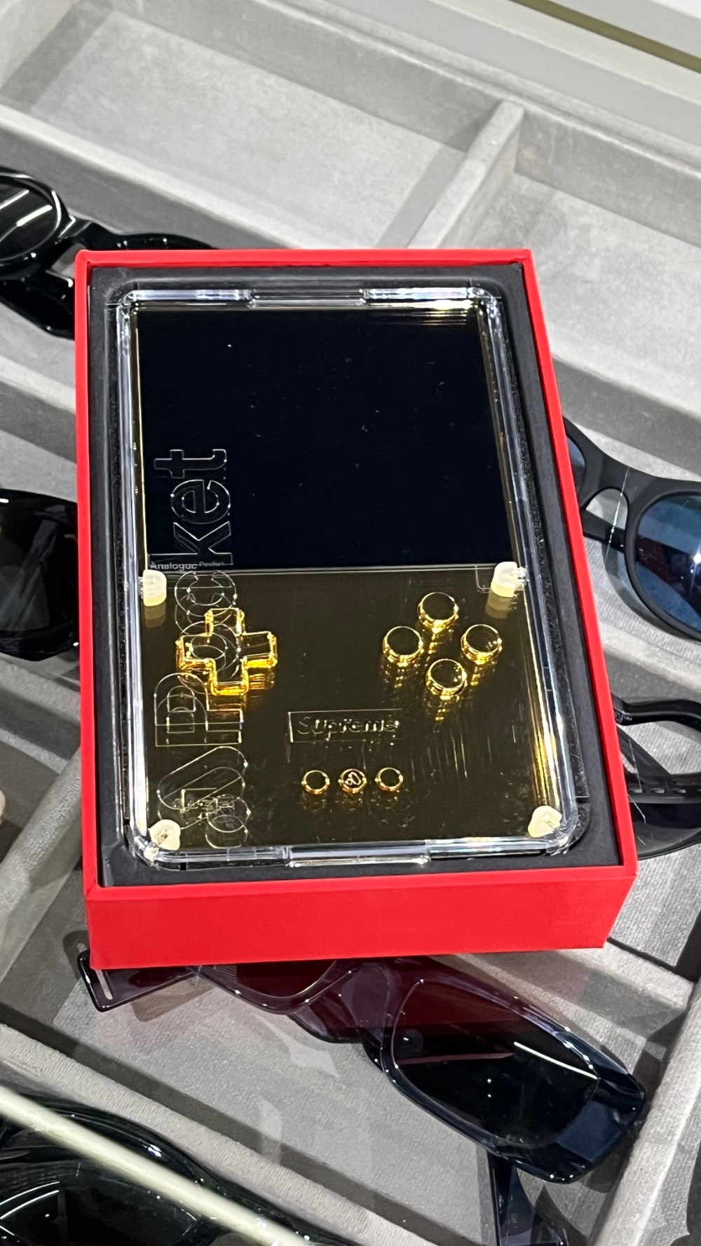 Analogue x Supreme Console Analogue Pocket Gold FW26-W1 — Único, Novo