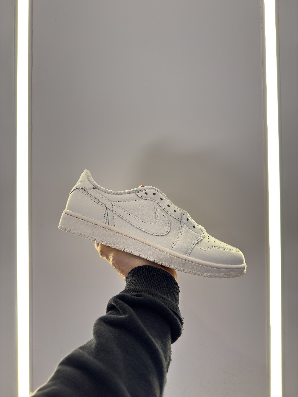 Air Jordan 1 Retro Low OG Sail University Red — 41, Novo