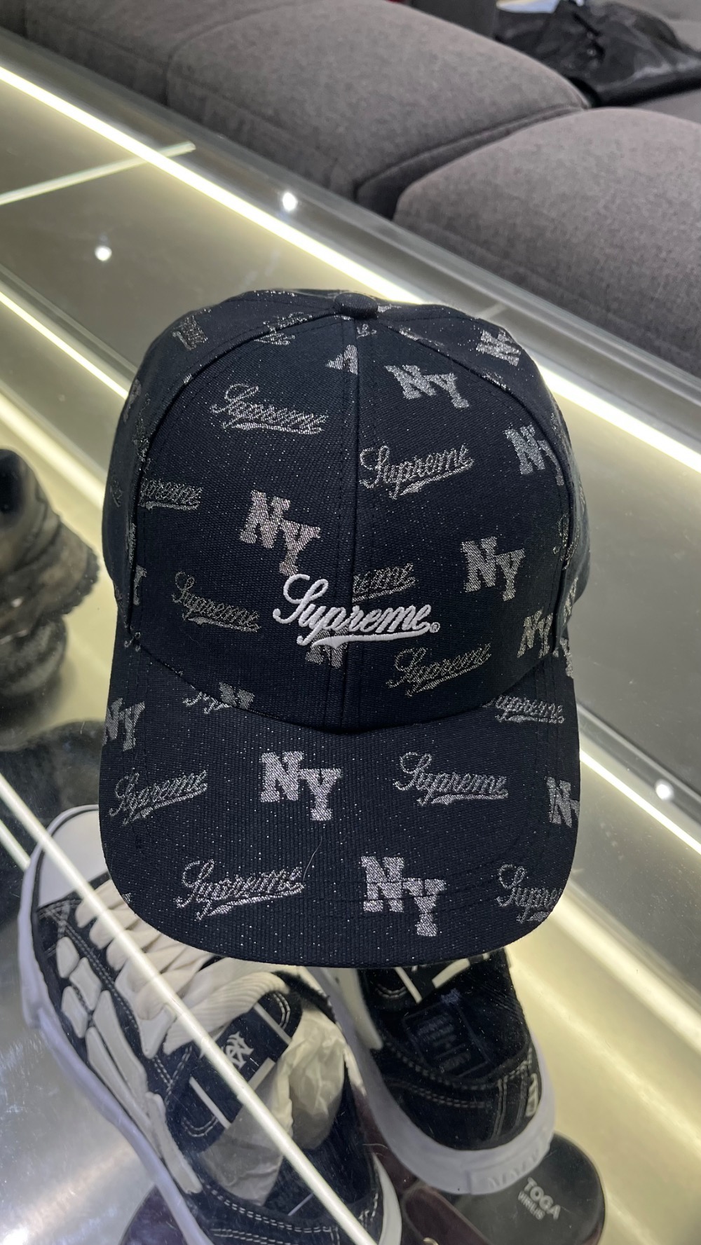 Boné Supreme Monogram 6-Panel Black SS26-W19 — Único, Novo