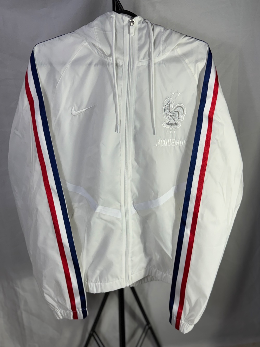 France x Jacquemus x Nike Jaqueta Dri-FIT Anthem White Game Royal — 2XG, Novo