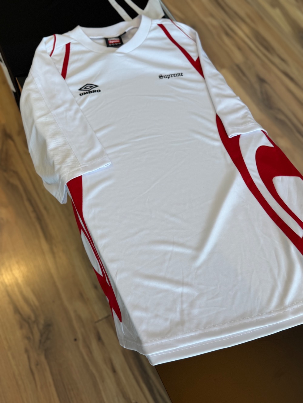 Umbro x Supreme Camiseta Old English Soccer Jersey White SSS26-W10 — G, Novo