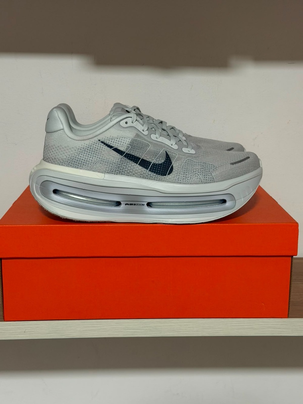 Nike Vomero Premium Off-White Grey Fog Dark Obsidian — 44, Novo