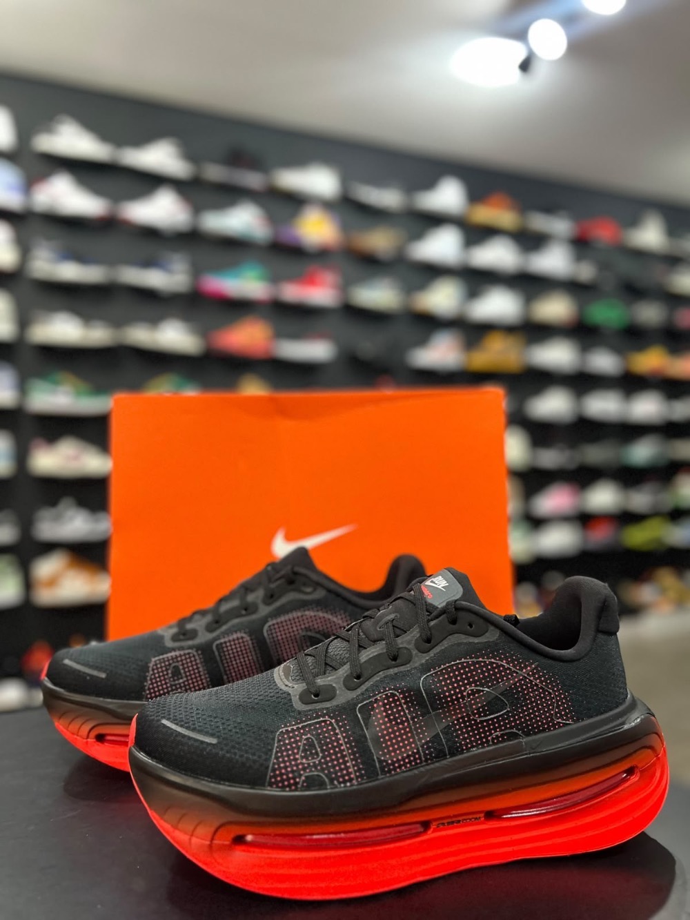 Nike Vomero Premium Black Bright Crimson — 45, Novo